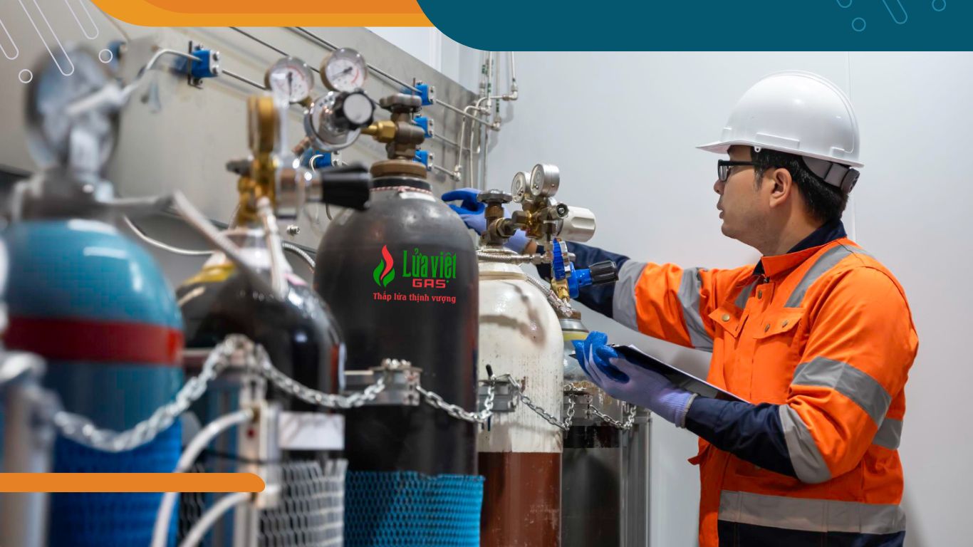 Kỹ thuật viên đo áp suất hệ thống LPG sau khi lắp đặt gas dân dụng